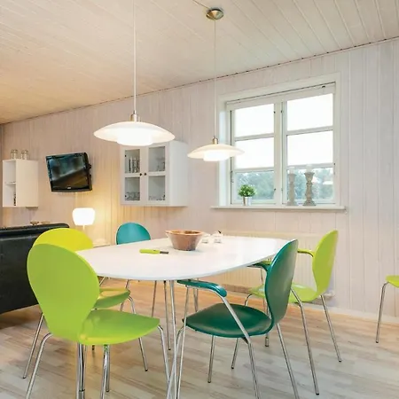 Дом отдыха Two Bedroom Holiday In *