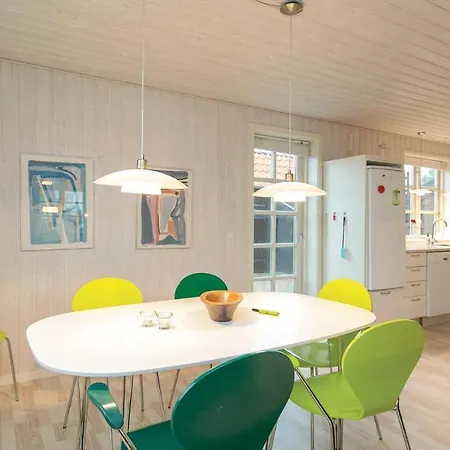 Дом отдыха Two Bedroom Holiday In *