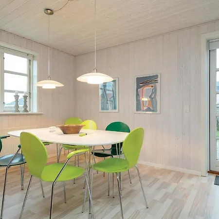 Дом отдыха Two Bedroom Holiday In